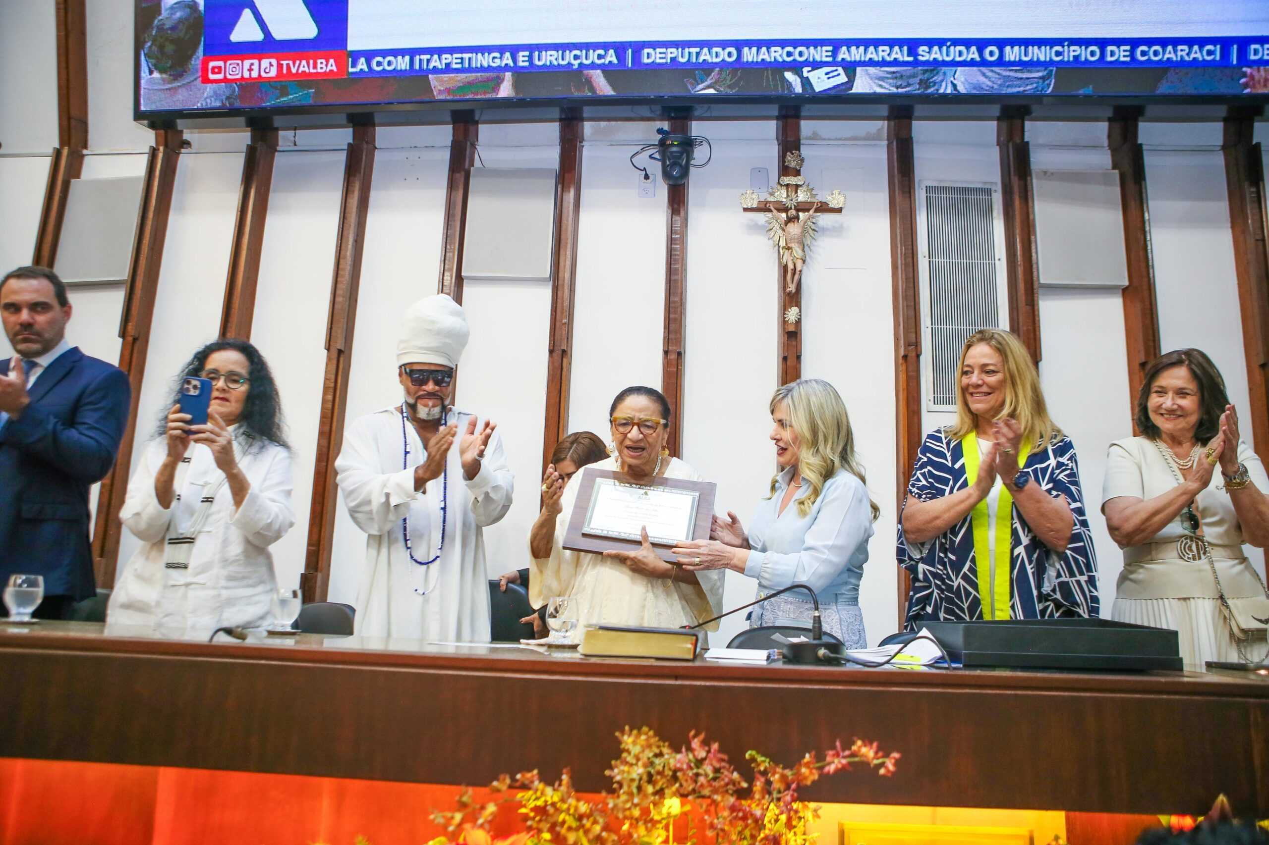 Lícia Fábio recebe título de Cidadã Baiana em sessão especial da Assembleia