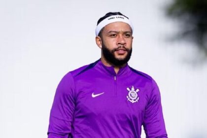 Memphis Depay é flagrado passeando pelo centro de Itacaré 