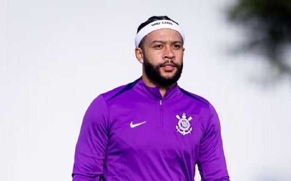 Memphis Depay é flagrado passeando pelo centro de Itacaré 