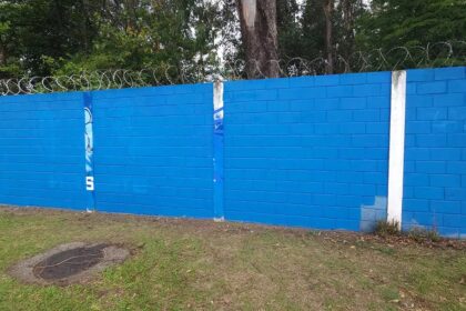 Após pichação, muro de Gabigol no CT do Cruzeiro é pintado de azul