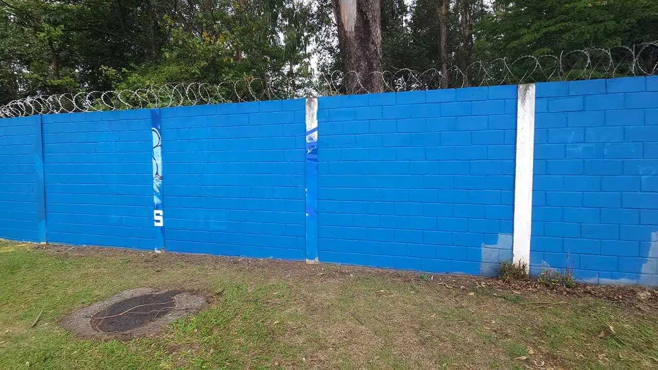 Após pichação, muro de Gabigol no CT do Cruzeiro é pintado de azul