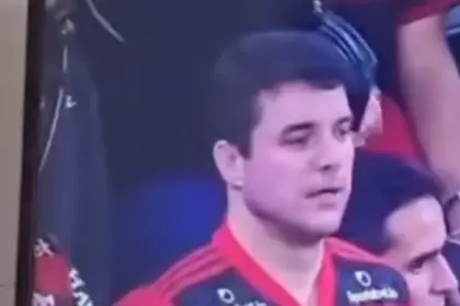 Prefeito de Serrinha é flagrado na final da Copa Intercontinental no Catar durante transmissão da TV Globo