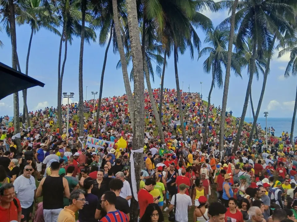 Manifestantes protestam na Barra contra PL da Dosimetria aprovado pela Câmara