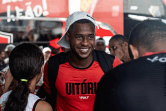 Torcida do Vitória faz enorme festa no aeroporto antes de duelo decisivo pelo Brasileirão