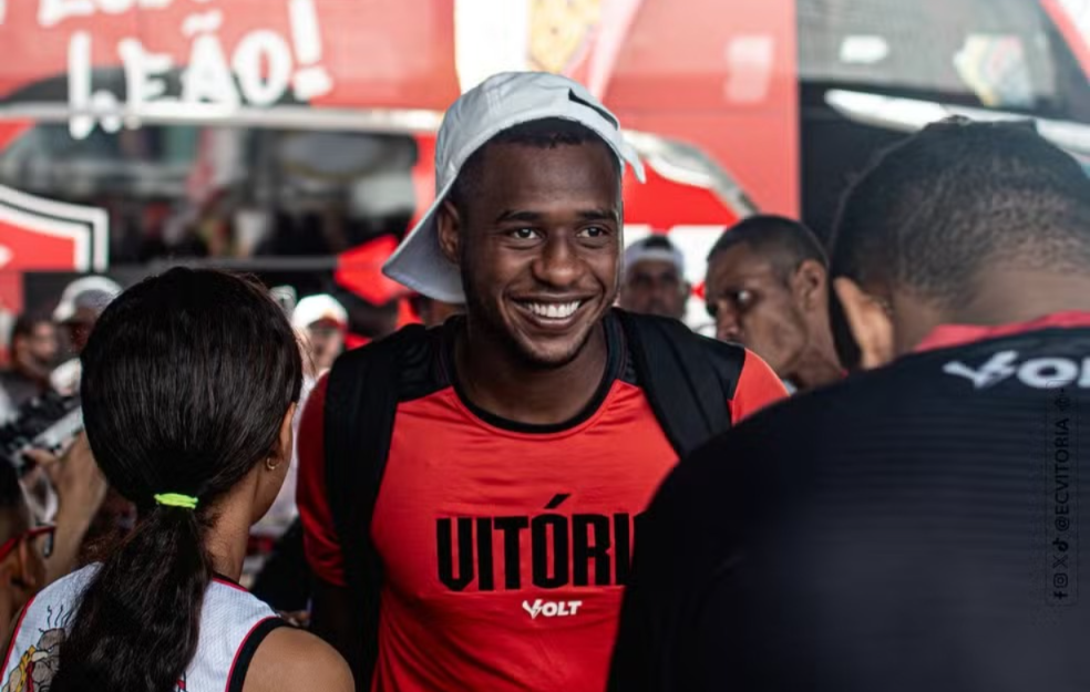 Torcida do Vitória faz enorme festa no aeroporto antes de duelo decisivo pelo Brasileirão