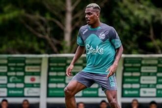 Vitória confirma contratação do volante Caíque Gonçalves para a temporada 2026