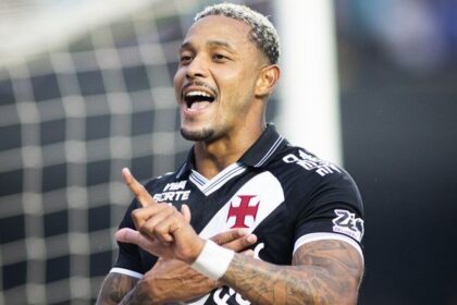 Vitória busca contratação de atacante do Vasco, mas conversas não avançam