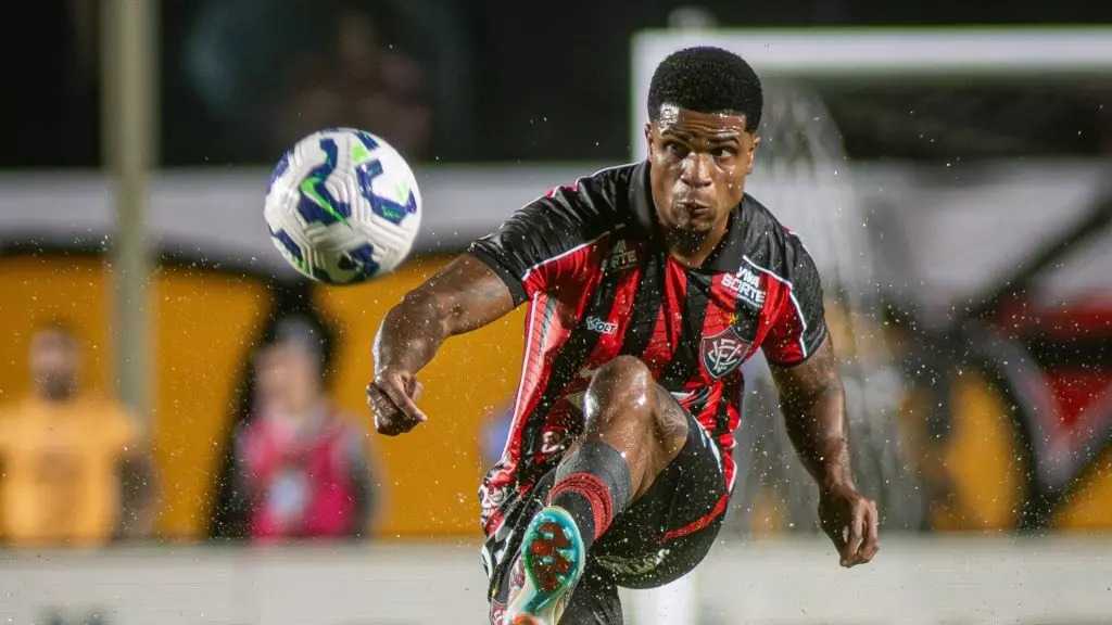Vitória renova contrato com lateral para 2026