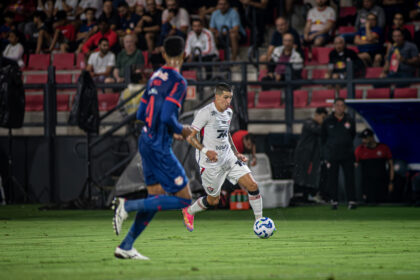 Vitória é atropelado pelo Bragantino e volta ao Z-4 do Brasileirão
