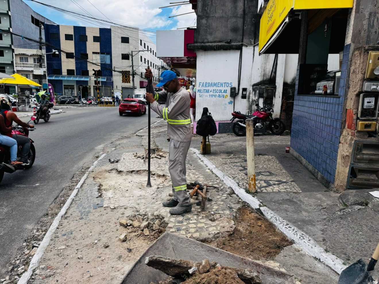 SEMANA de limpeza revitaliza calçadas no centro de Candeias