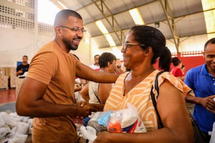Prefeitura de Candeias distribui cestas natalinas para 20 mil famílias