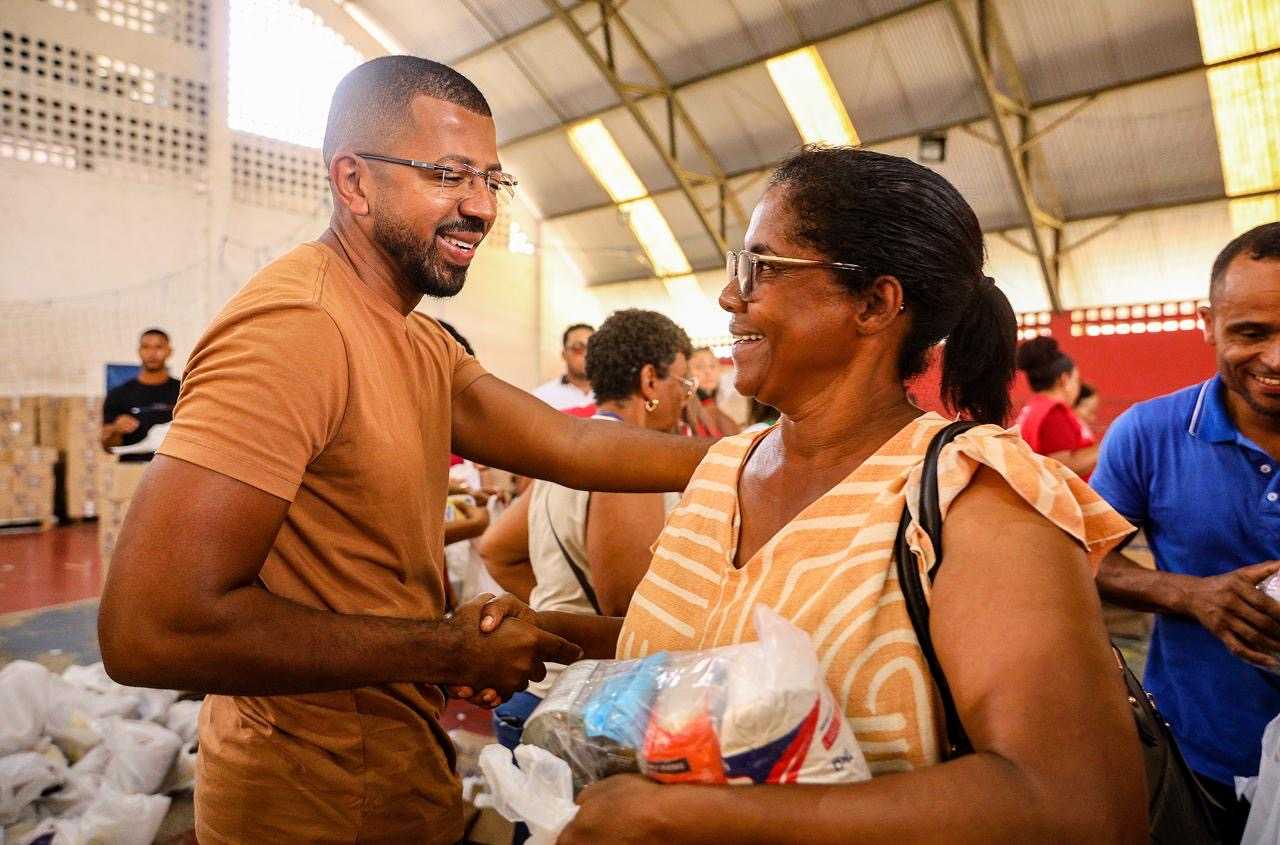 Prefeitura de Candeias distribui cestas natalinas para 20 mil famílias