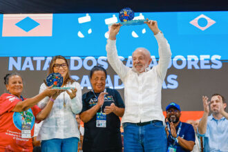 Lula celebra Natal com catadores e destaca política como esperança