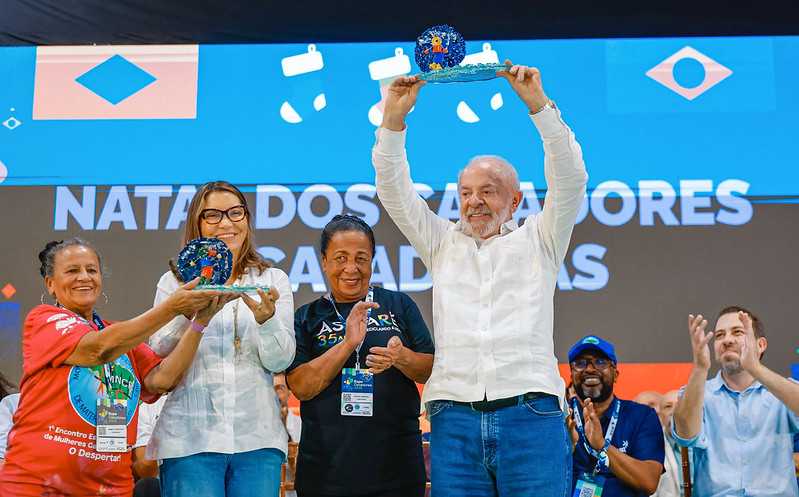 Lula celebra Natal com catadores e destaca política como esperança