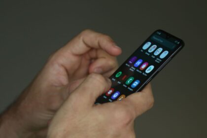 Mulher é investigada por fraudar app bancário e desviar R$ 70 mil