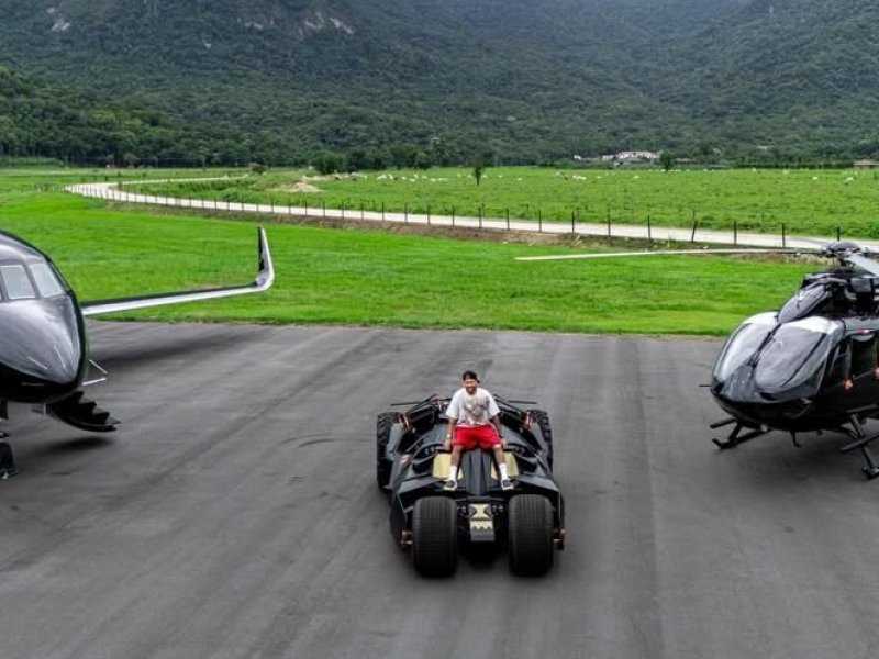 Neymar Exibe Luxo: Batmóvel e Jatinho em Postagem Surpreendente!