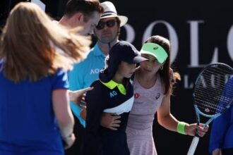 Boleira desmaia de calor e tenista interrompe jogo no Australian Open: momentos de tensão