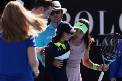 Boleira desmaia de calor e tenista interrompe jogo no Australian Open: momentos de tensão