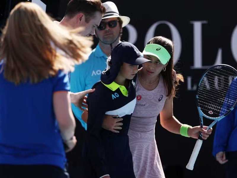 Boleira desmaia de calor e tenista interrompe jogo no Australian Open: momentos de tensão