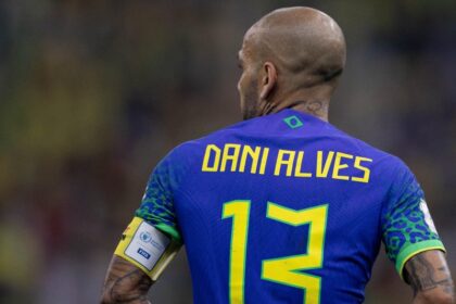 Daniel Alves pode retornar ao futebol: descubra seu destino surpreendente