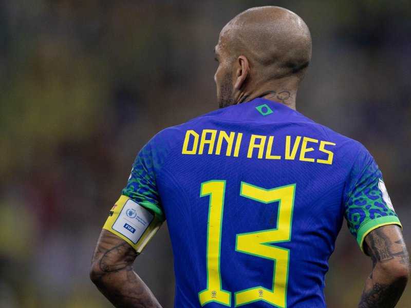 Daniel Alves pode retornar ao futebol: descubra seu destino surpreendente
