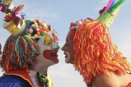 Desfile dos Palhaços: Surpresas e Alegria no Rio Vermelho!