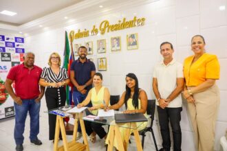 Prefeito entrega chaves de veículos a ganhadoras do Natal de Luz