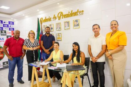 Prefeito entrega chaves de veículos a ganhadoras do Natal de Luz