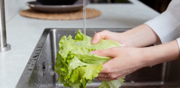 Como Falhas na Higiene e Manipulação de Alimentos Aumentam o Risco de Surtos Bacterianos em Lares Brasileiros