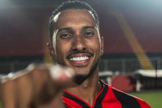 Adeus? Vitória ofecere atacante Lucas Braga para rival tricolor