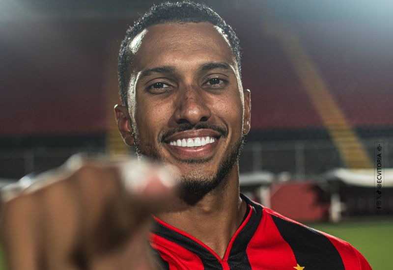 Adeus? Vitória ofecere atacante Lucas Braga para rival tricolor