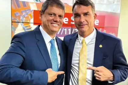 Bolsonaristas cobram apoio mais explícito de Tarcísio à pré-candidatura de Flávio Bolsonaro