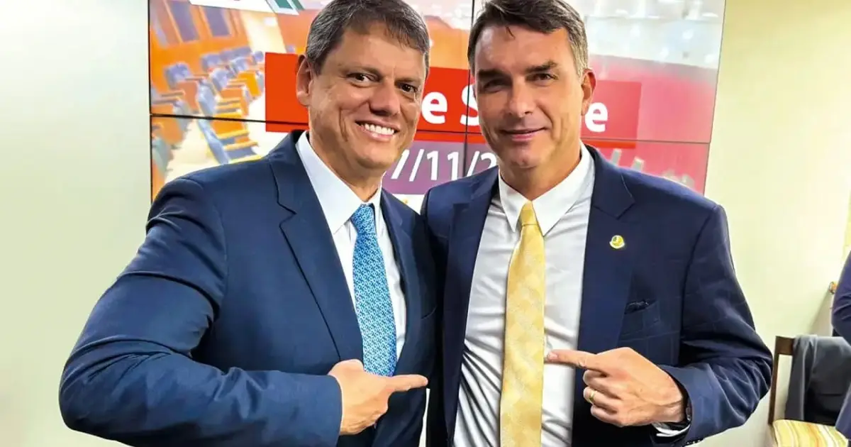 Bolsonaristas cobram apoio mais explícito de Tarcísio à pré-candidatura de Flávio Bolsonaro