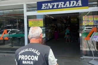 Camaçari: Supermercados autuados por vender produtos vencidos e cobranças irregulares