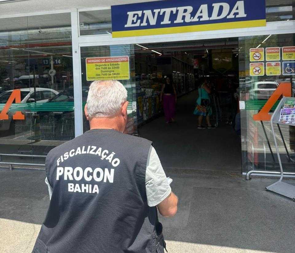 Camaçari: Supermercados autuados por vender produtos vencidos e cobranças irregulares