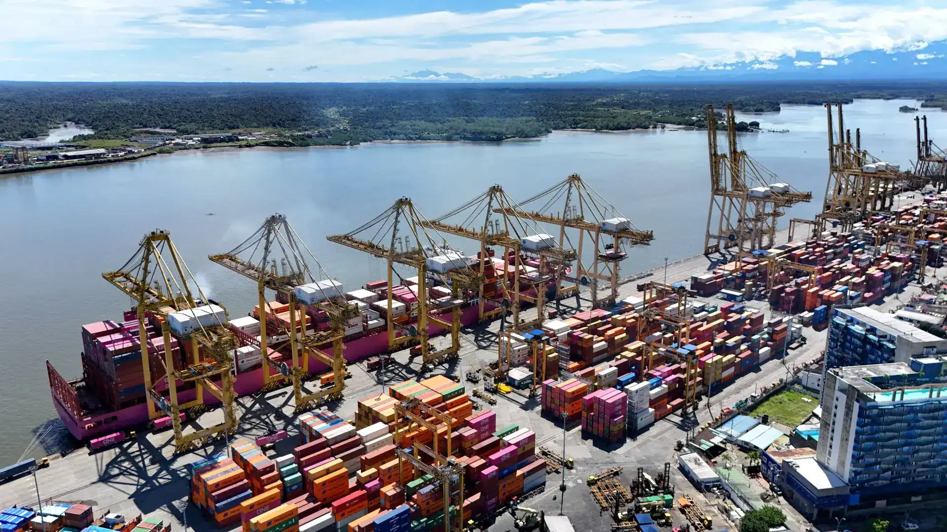 Equador e Colômbia em crise: sobretaxa e corte de energia