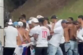Homem é espancado por integrantes de torcida organizada antes de jogo do Bahia