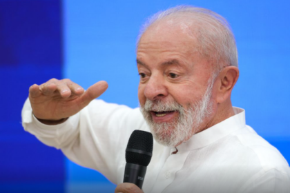 Antes de viagem ao Panamá, Lula conversa com presidente Mulino