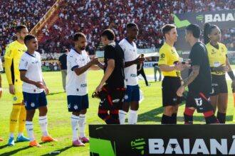 Meia do Bahia provoca o Vitória durante Ba-Vi no Barradão: “Fedor de lixo da po***”