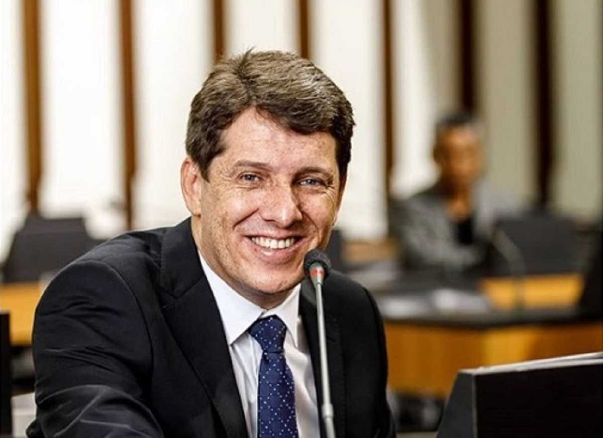 PSB articula chegada de deputados e de prefeito do interior baiano na janela partidária