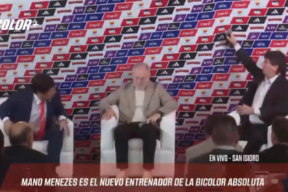 VÍDEO: Banner cai na cabeça de ex-treinador do Bahia durante apresentação em seleção nacional