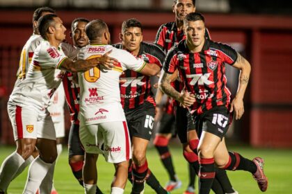 Vitória goleia Juazeirense no Barradão e vence a primeira no Baianão