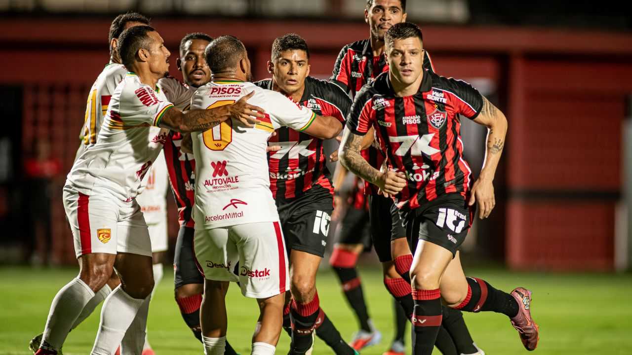 Vitória goleia Juazeirense no Barradão e vence a primeira no Baianão
