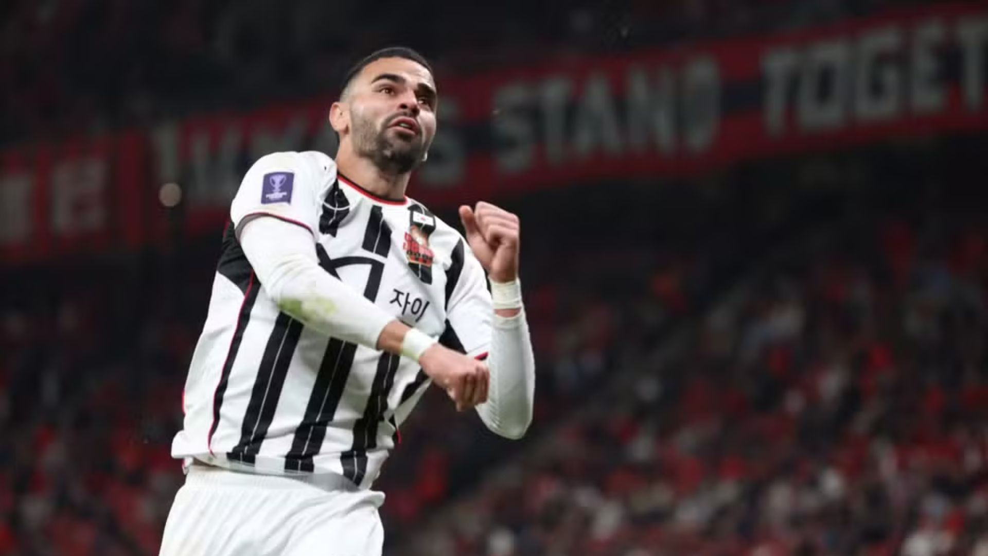 Vitória encaminha contratação de atacante experiente no exterior