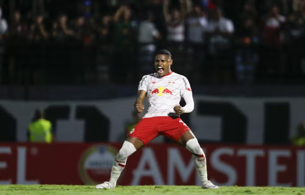 Vitória encaminha contratação de lateral do RB Bragantino