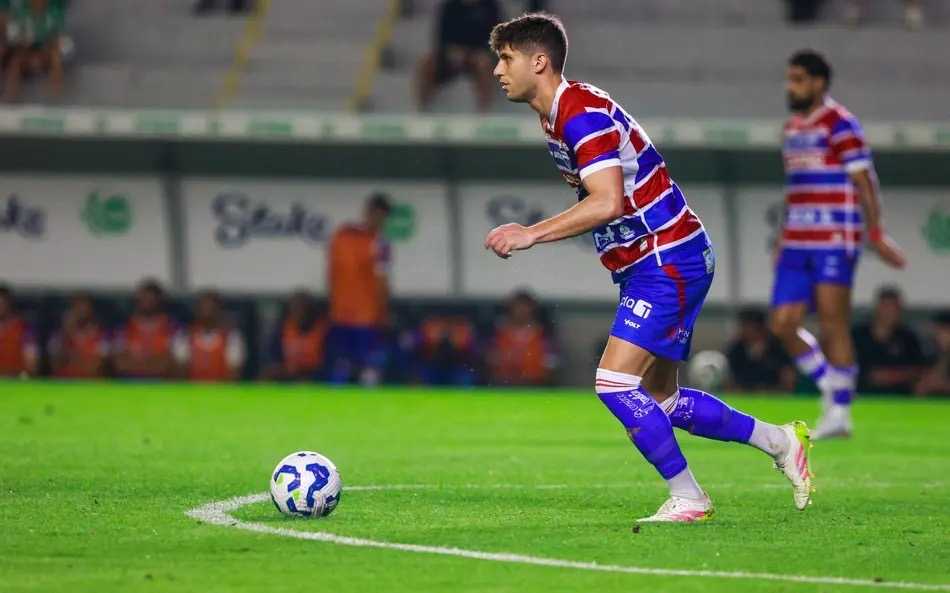 Vitória encaminha contratação de zagueiro do Fortaleza