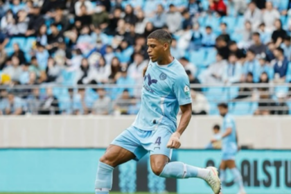 Após Riccielli, Vitória acerta contratação de outro zagueiro para 2026