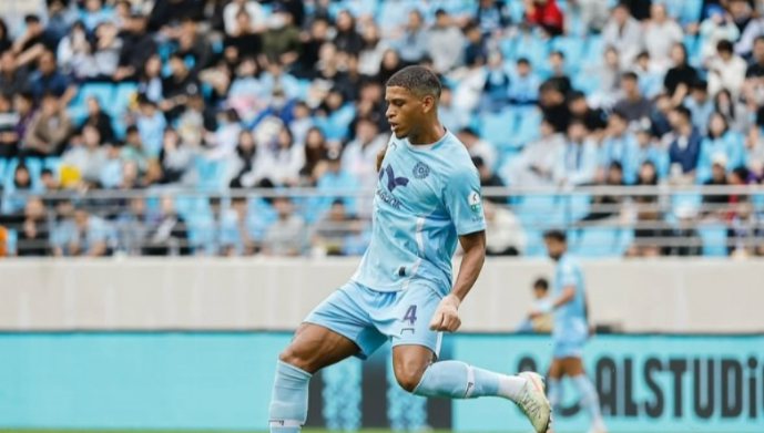 Após Riccielli, Vitória acerta contratação de outro zagueiro para 2026