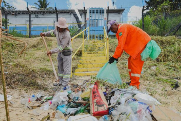 'SEMAM promove mutirão de limpeza e remove lixo da Prainha'