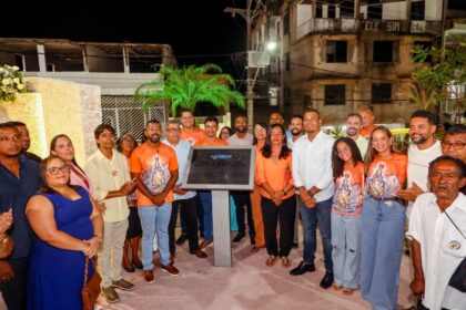 Candeias inaugura praça com aplausos e bênção de Nossa Senhora